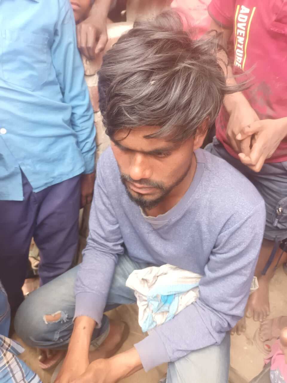 खस्सी चोरी कर भाग रहे दो चोरों को ग्रामीणों ने पकड़ा