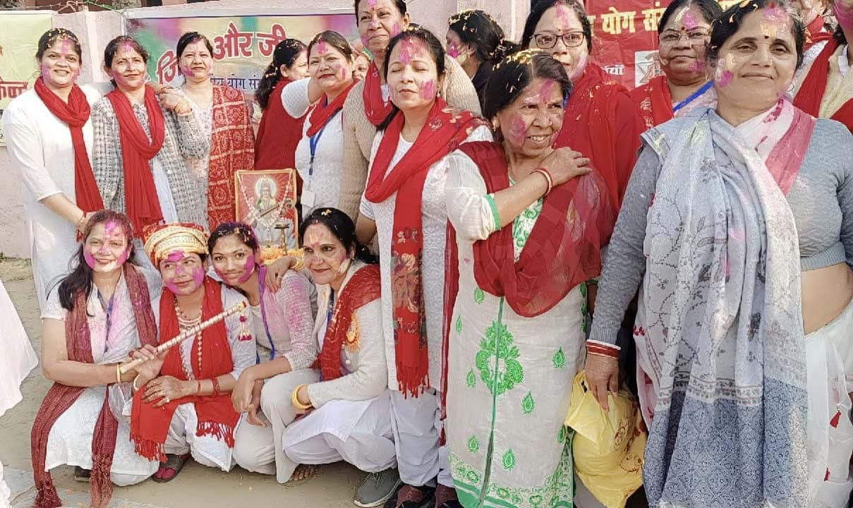 होली का सजा है दरबार गजानन आ जाना पर झूमे योग प्रेमी