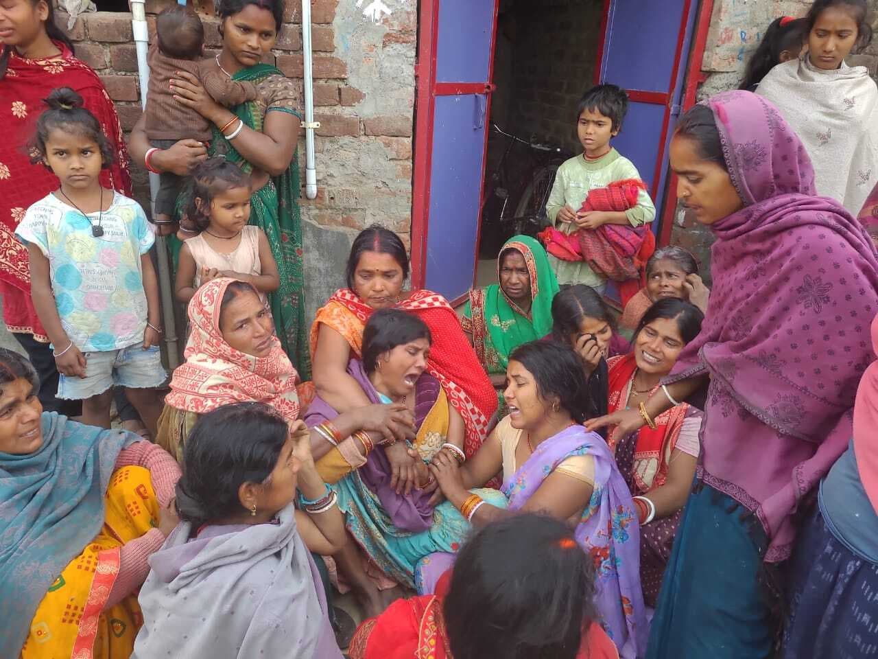 गेरुआ पुरसंडा गांव के पास पेड़ से लटका मिला युवक का शव