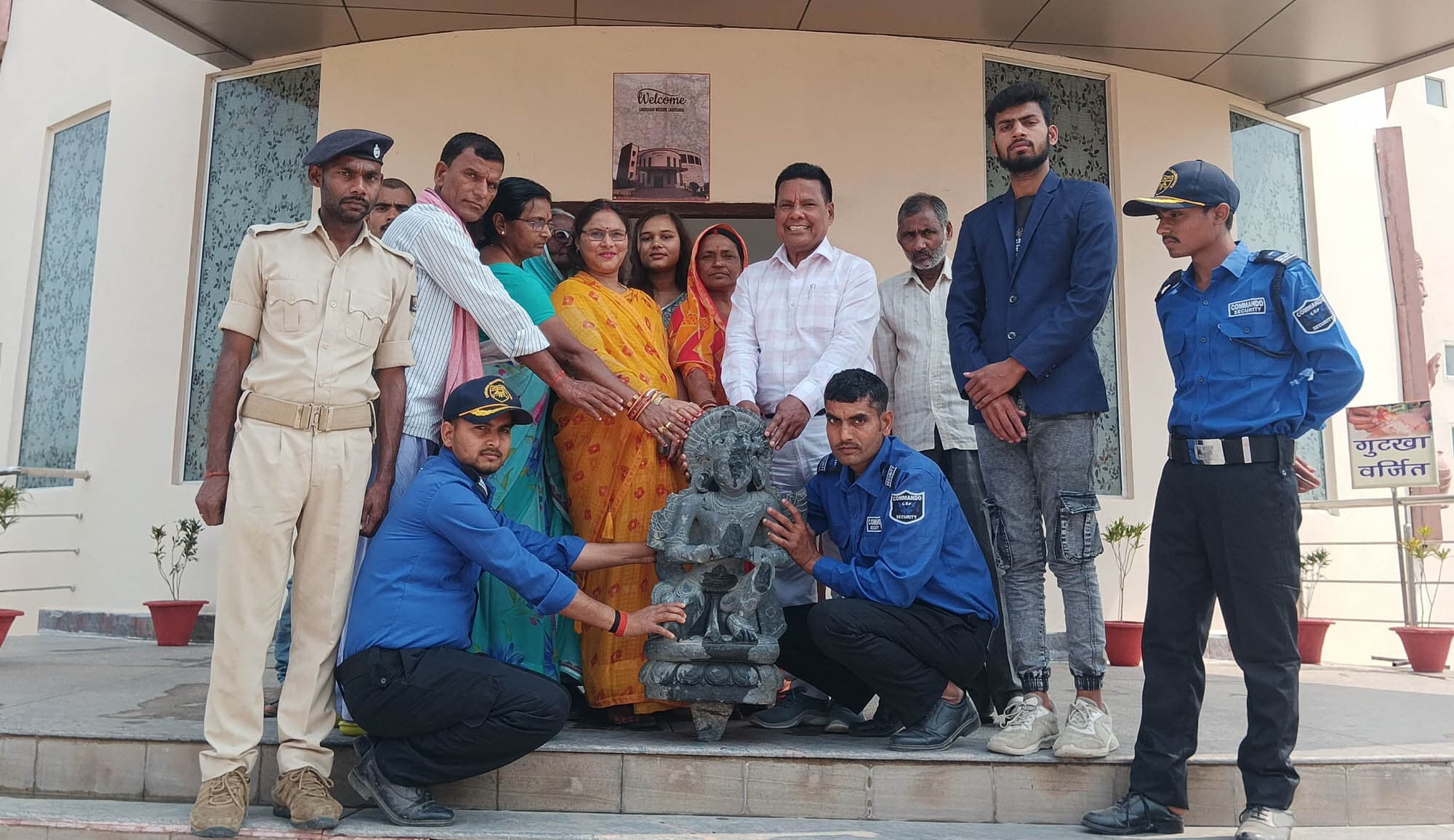 रामपुर में मिली भगवान गरुड़देव की प्रतिमा को संग्रहालय को किया सुपुर्द