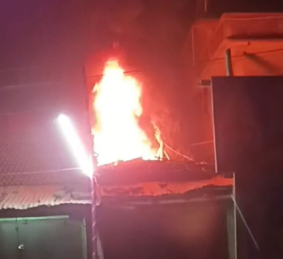 चैंपियंस ट्रॉफी जीतने के बाद हुई आतिशबाजी में साइकिल दुकान जल कर राख