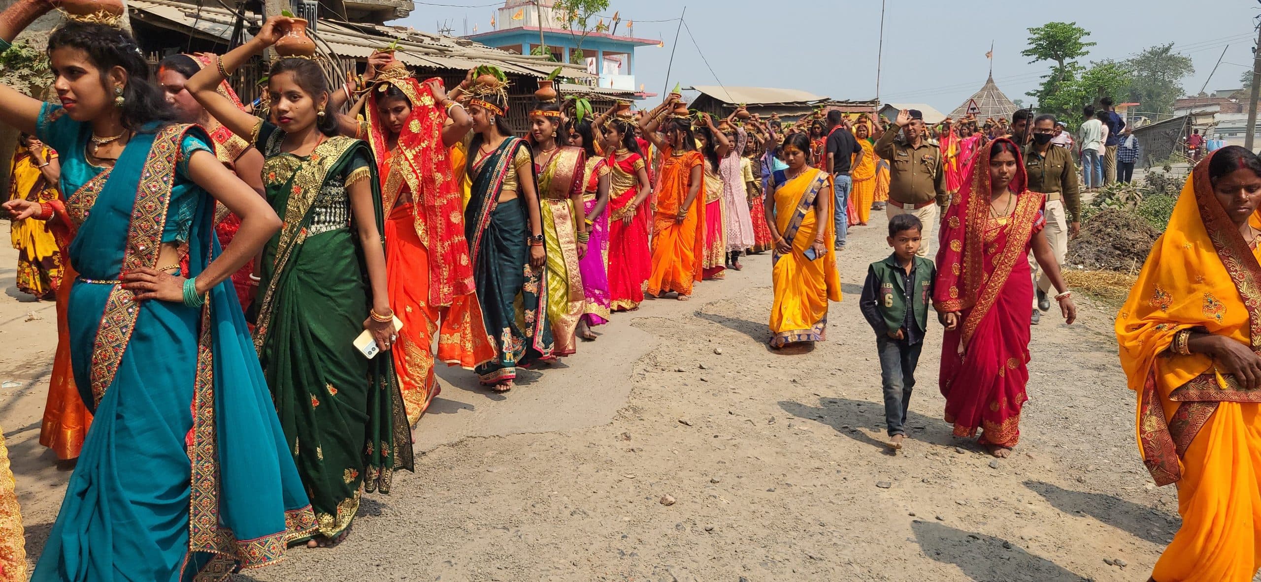 संकीर्तन को लेकर निकाली गयी कलश शोभायात्रा