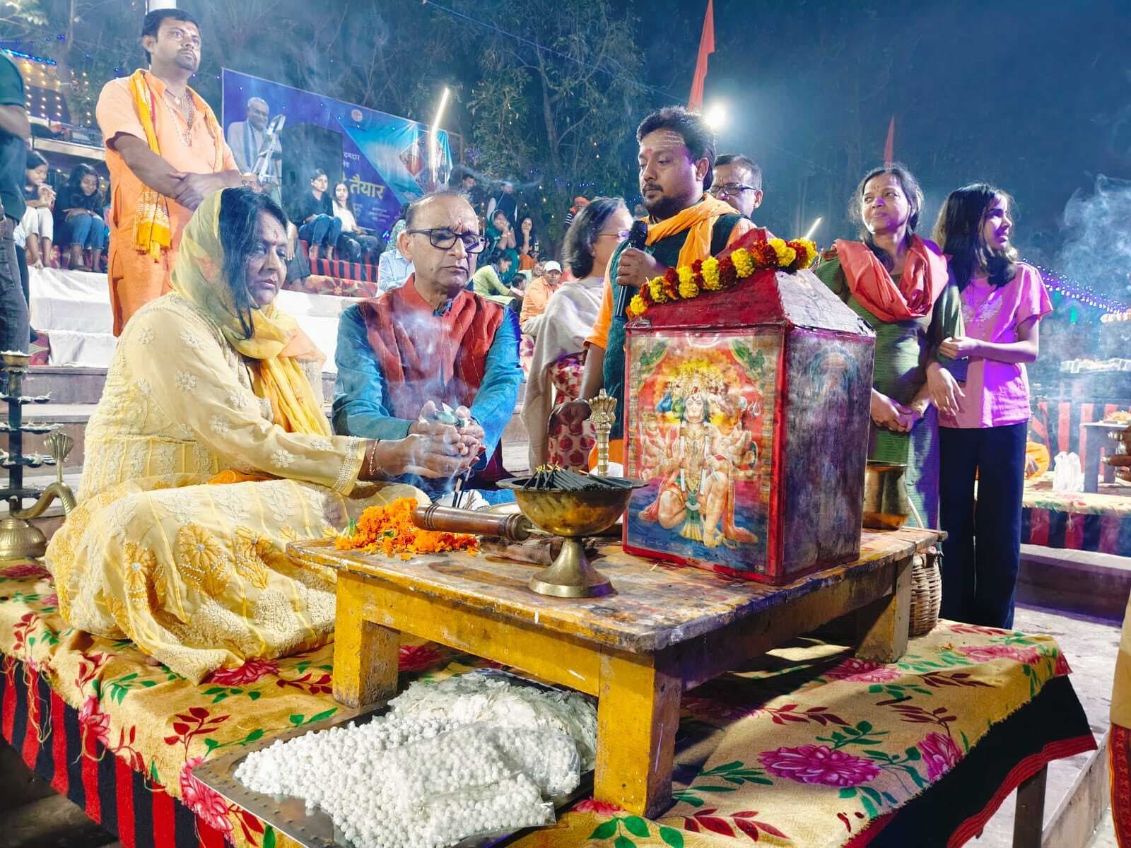 महाआरती में उमड़ी श्रद्धालुओं की भीड़