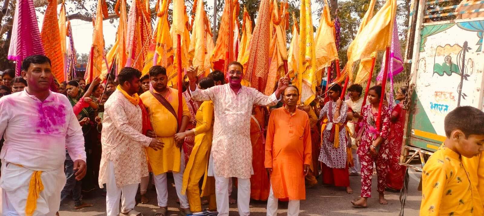 77 निशान के साथ खाटू श्याम महोत्सव शोभा यात्रा में शामिल हुए लोग