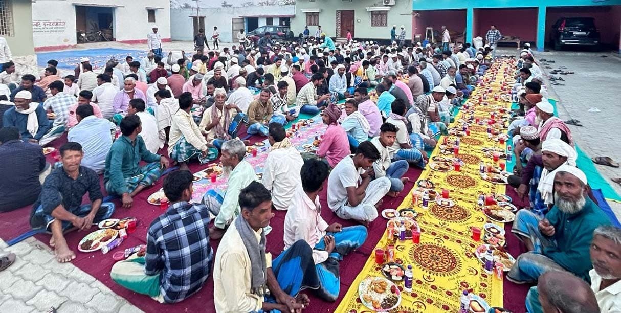 बुधैली में सांसद प्रतिनिधि के इफ्तार में शामिल हुए रोजेदार