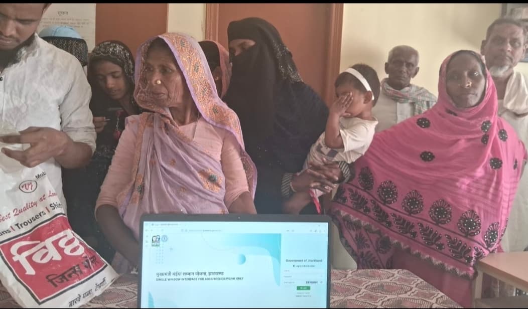 राशि नहीं आने पर प्रखंड कार्यालय पहुंचकर महिलाएं ले रहीं जानकारी