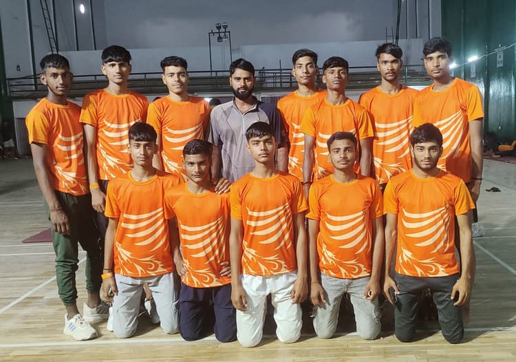 सब जूनियर बालक कबड्डी स्टेट चैंपियनशिप के लिए दरभंगा रवाना हुई टीम