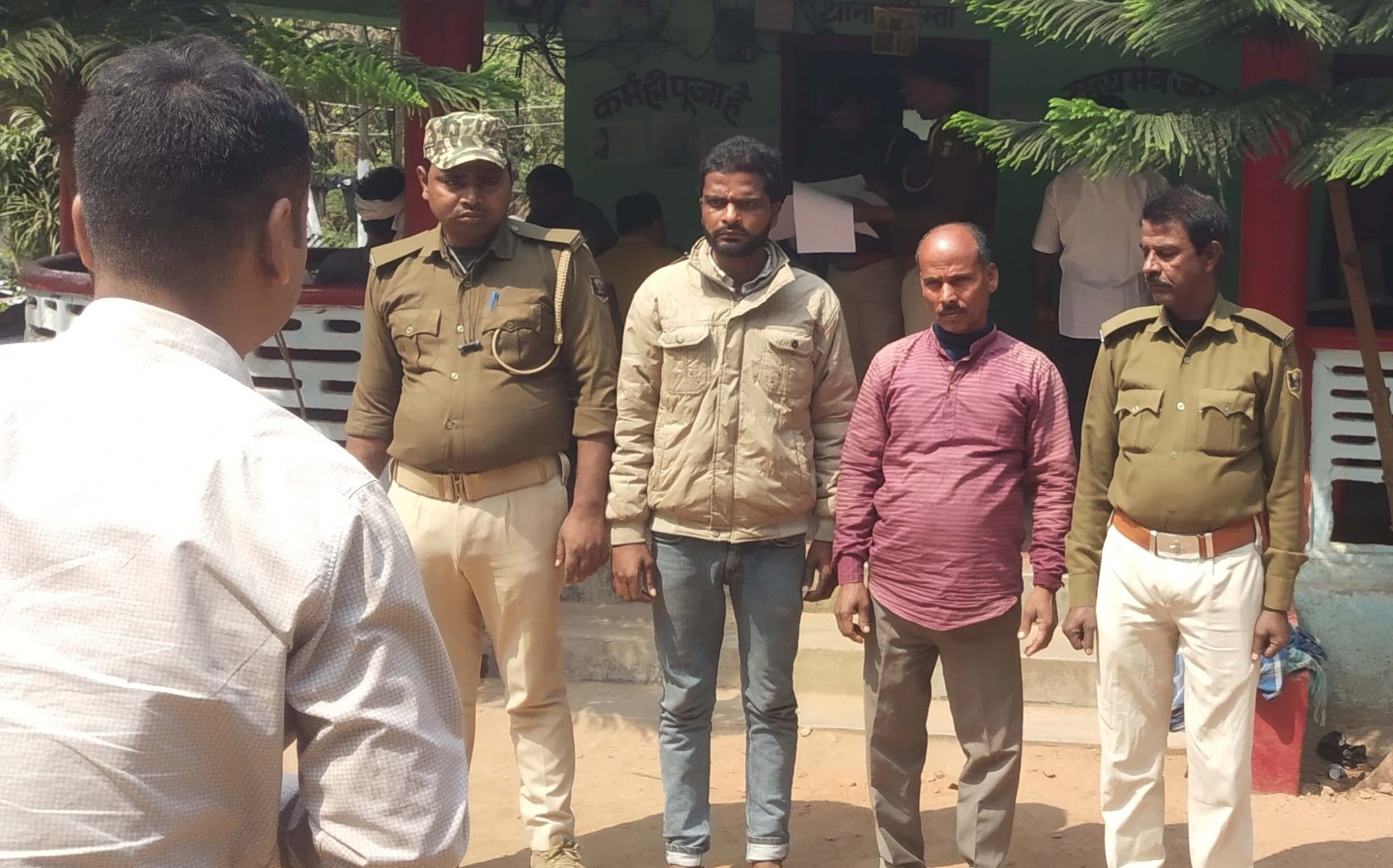 दस लीटर देसी शराब के साथ धंधेबाज व एक वारंटी धराया