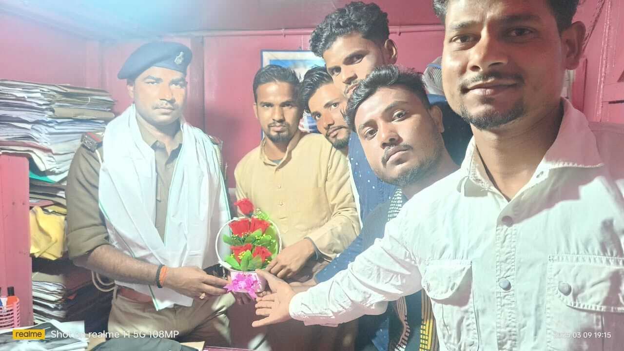 नवनियुक्त थानाध्यक्ष को बुके देकर किया सम्मानित