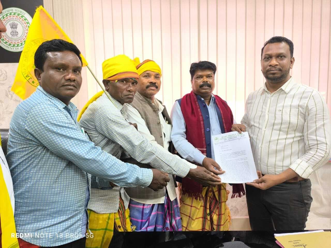 Jamshedpur News : माझी परगना महाल ने राष्ट्रपति के नाम बीडीओ को मांग पत्र सौंपा