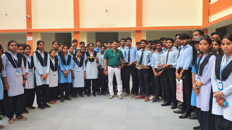 रोबोटिक्स के क्षेत्र में व्यावहारिक ज्ञान से रूबरू हुए पॉलिटेक्निक के विद्यार्थी