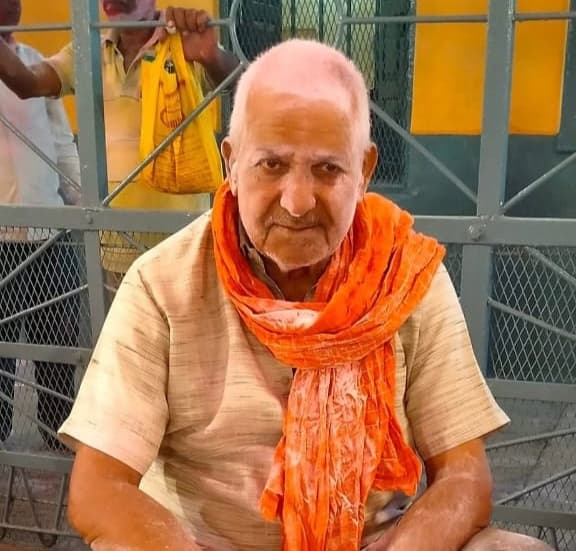 Dhanbad News: टेलर की चपेट में आने से सांसद ढुलू महतो के आवासीय कार्यालय के प्रभारी की मौत