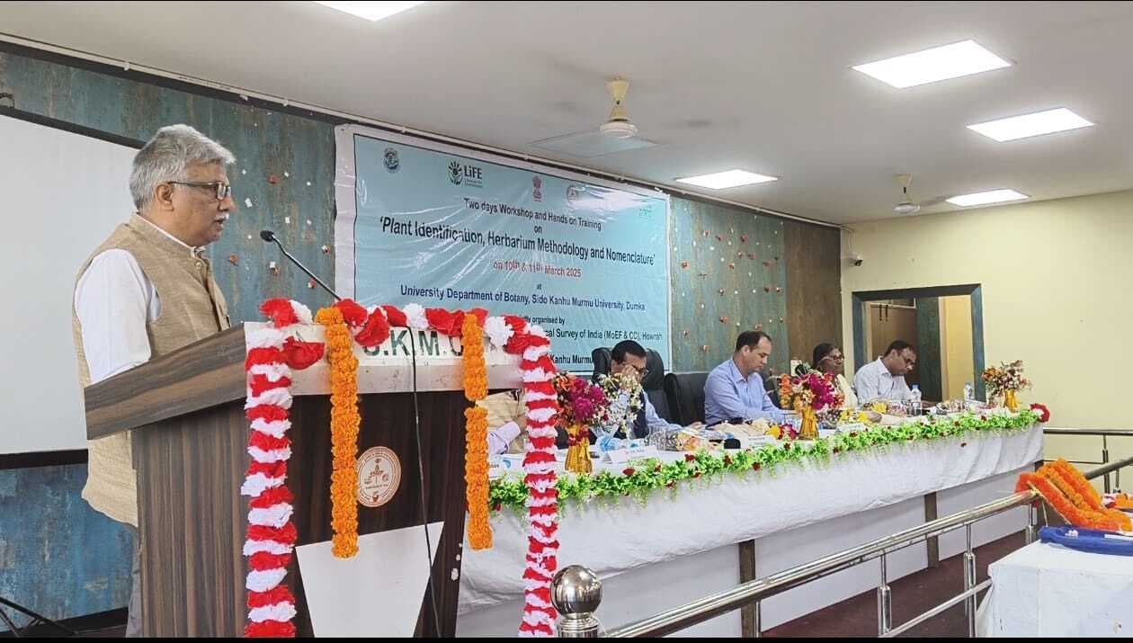 पेड़-पौधे हमारे जीवन के लिए मूल्यवान: कुलपति