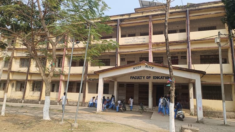 बीएड की मान्यता रद्द होने को लेकर विद्यार्थियों में संशय, कॉलेज प्रशासन से पूछे सवाल