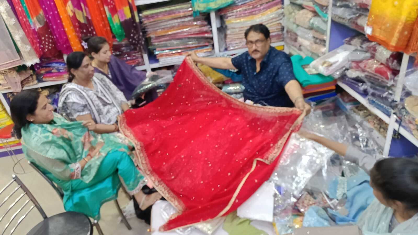 त्योहारों के रंग में रंगा बाजार, कपड़े, पिचकारी व रंगों की खरीदारी जोरों पर