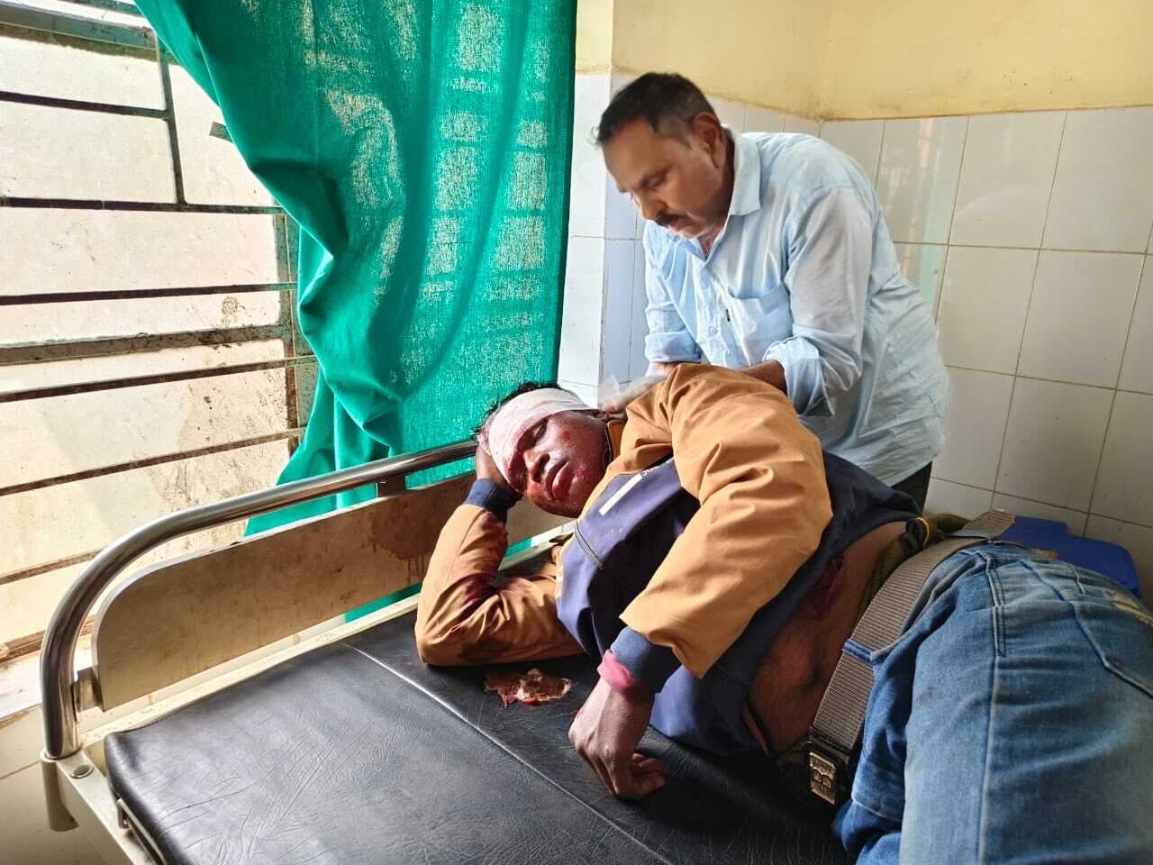 टेंपो व बाइक की टक्कर से युवक की मौत, कई घायल