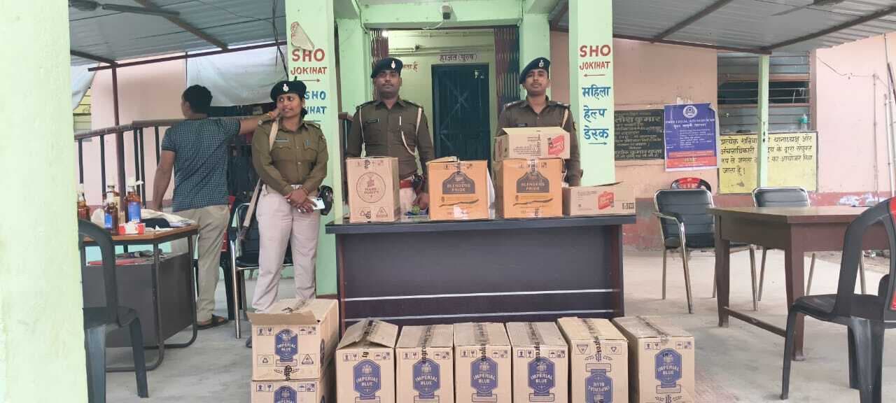 बाथरूम से113 लीटर अंग्रेजी शराब बरामद, तस्कर फरार