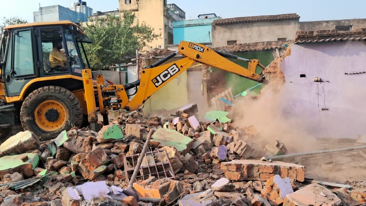 Ranchi News : हिनू नदी के किनारे से हटाया गया अतिक्रमण