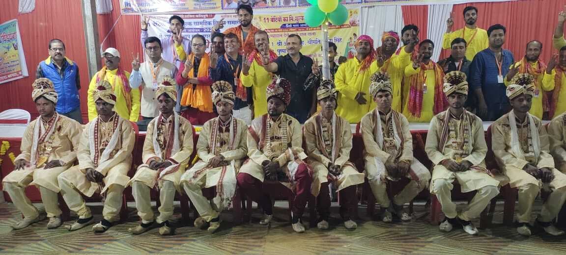 हजारों के आशीर्वाद व सात फेरे ले एक दूजे के हुए 11 जोड़े, सफल गृहस्थ जीवन का लिया संकल्प