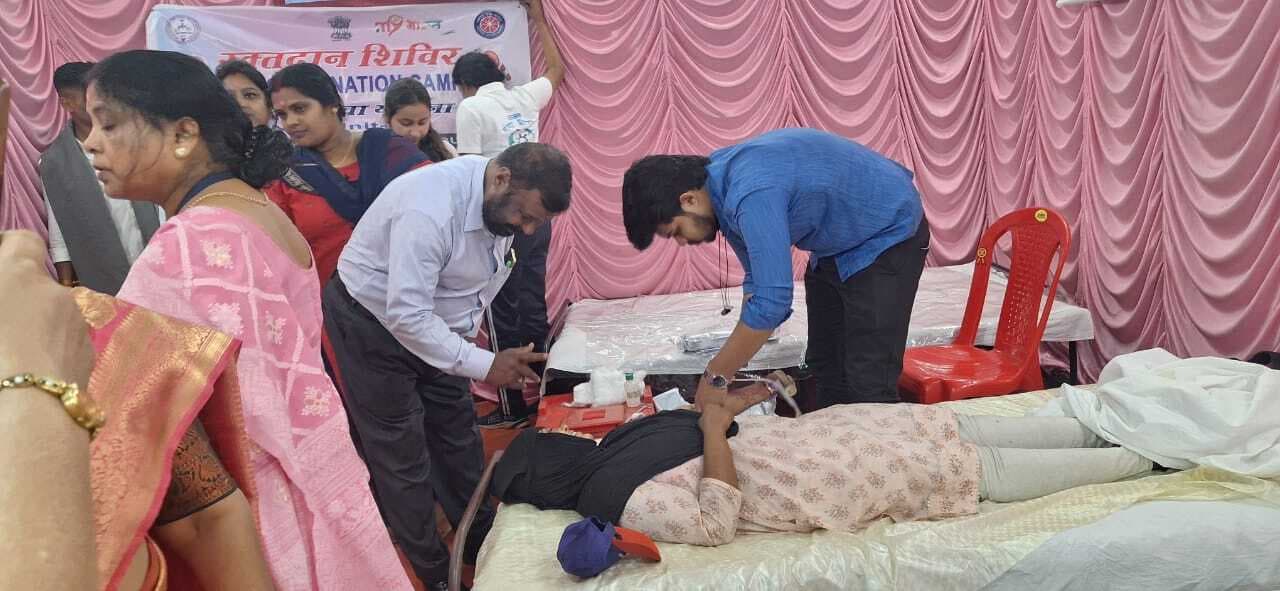 एनएसएस की स्वयं सेविकाओं ने किया रक्तदान