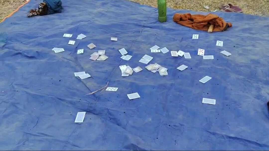 पुलिस को देख भागे जुआरी, 1600 रुपये बरामद