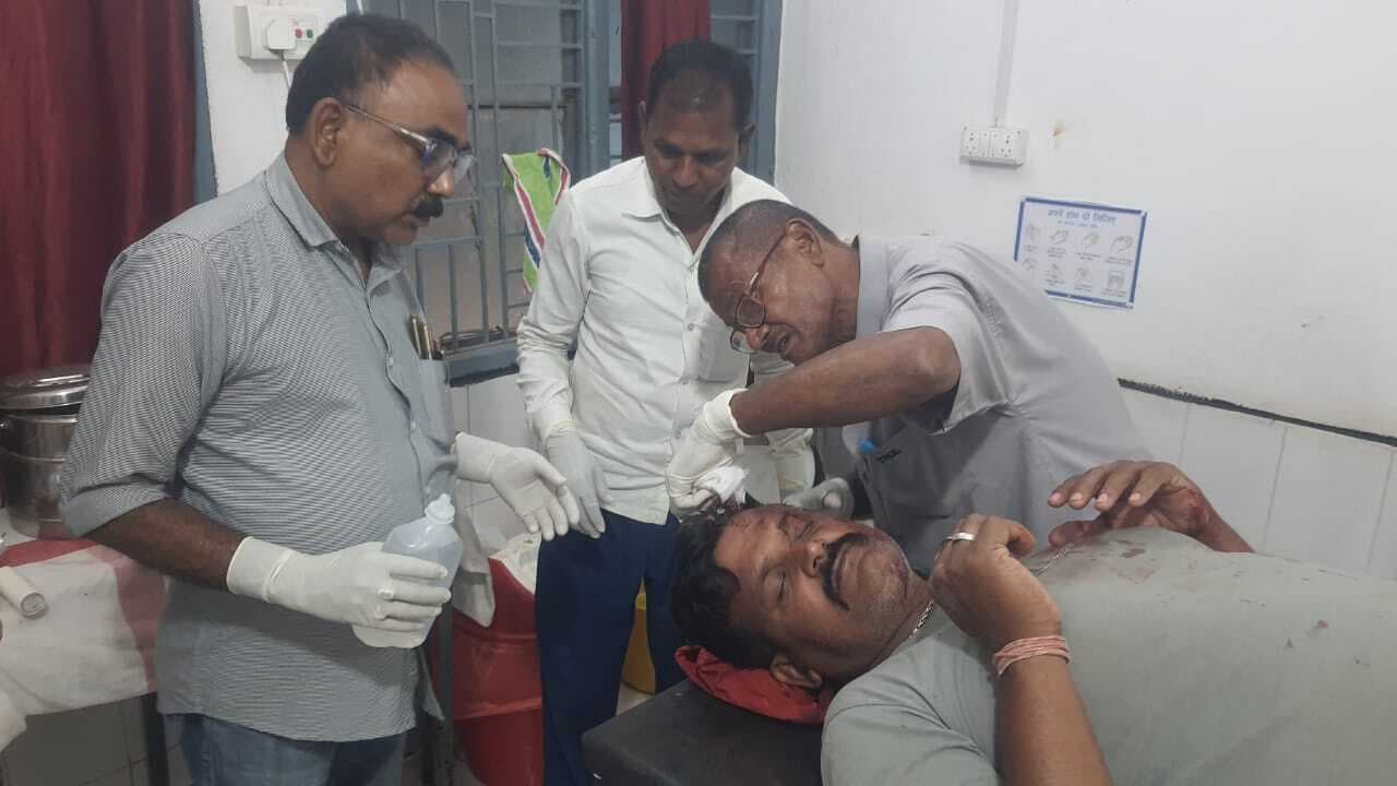 पिंडरा पहाड़ मोड़ पर हुई बाइक दुर्घटना में दो लोग हुए घायल