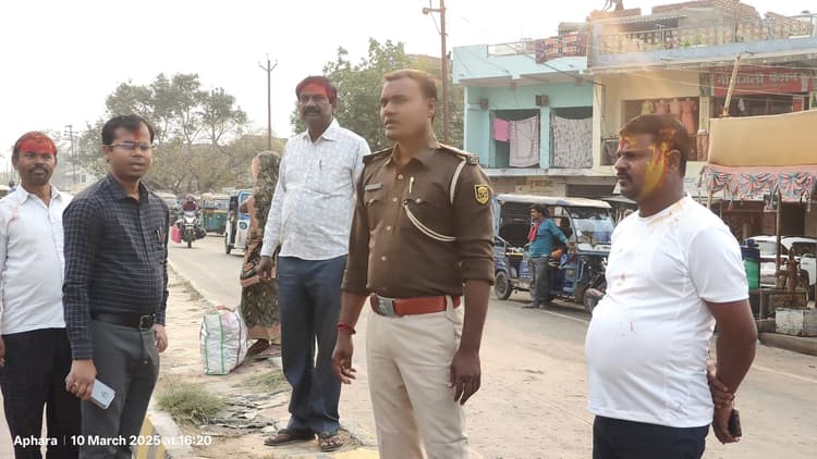 संकट मोचन चौक डिवाइडर का बीडीओ ने किया निरीक्षण