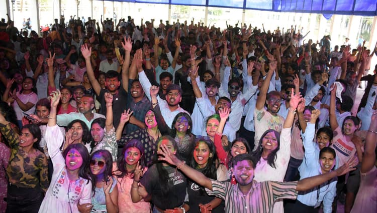 Ranchi News : कैंपस में छायी होली की मस्ती, खूब उड़े रंग-गुलाल