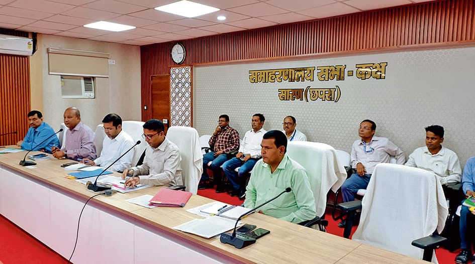 saran news : कार्य में लापरवाही बरतने वाले अधिकारियों पर होगी कार्रवाई : डीएम