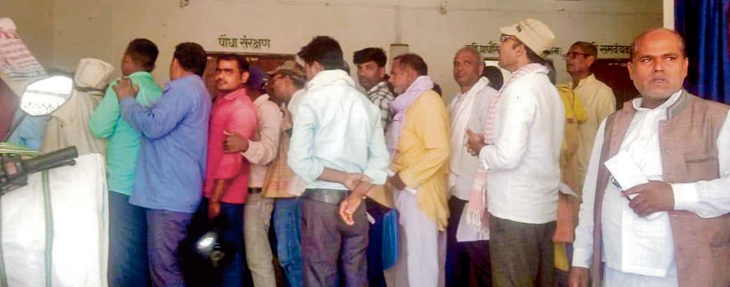 मूंग का बीज नहीं मिलने पर ग्रामीणों ने किया हंगामा