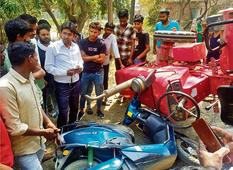 स्कूटी पर ट्रैक्टर पलटा, बचे शिक्षक