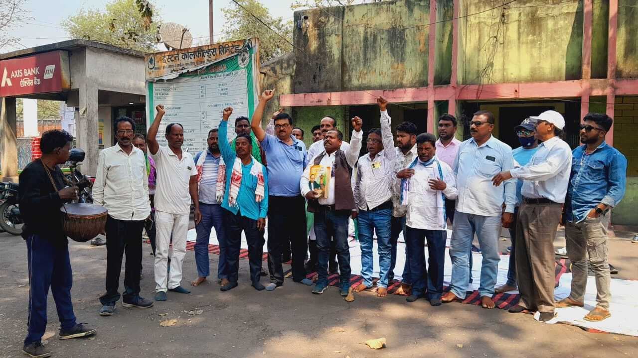 21 मांगों को लेकर मजदूर यूनियन ने दिया धरना, नारेबाजी कर जताया विरोध