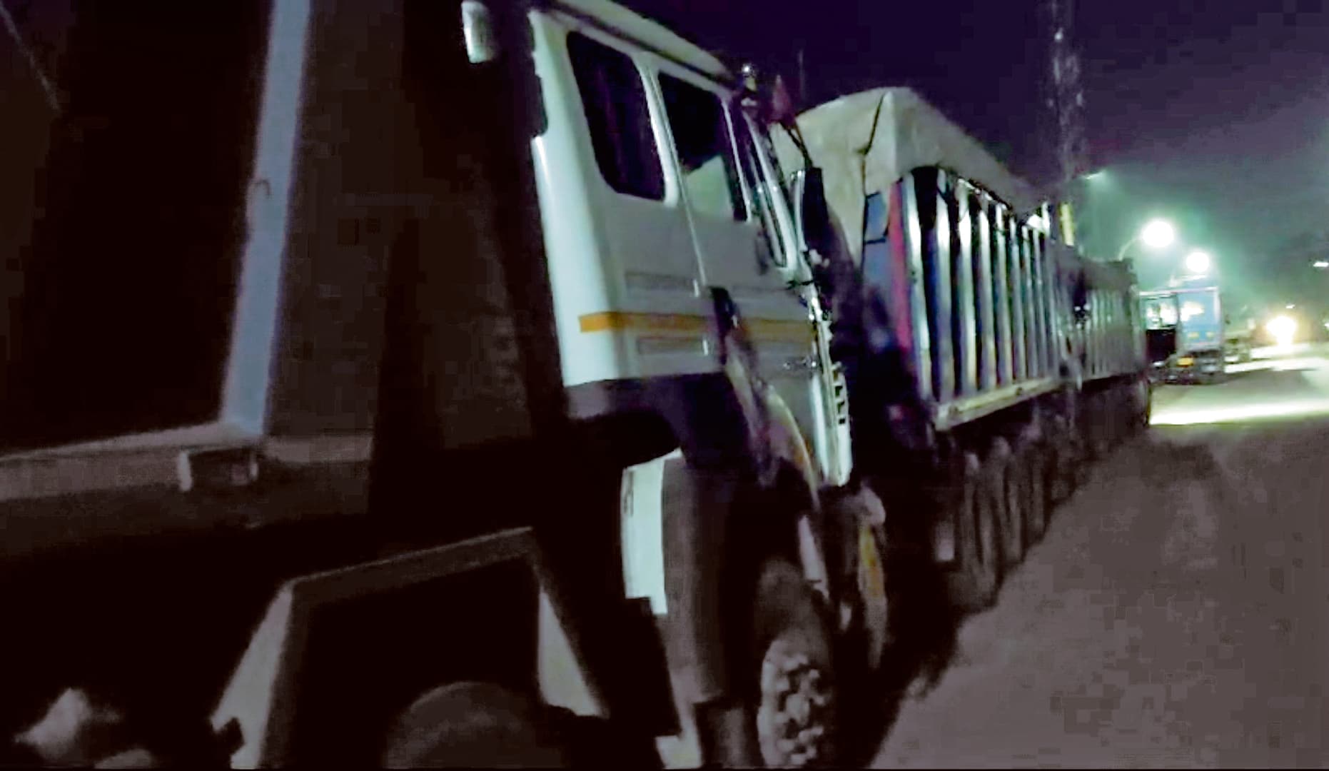 डेढ़ सौ से अधिक फ्लाई ऐश वाहनों को रोककर जताया गया विरोध, चालकों को दी गयी चेतावनी