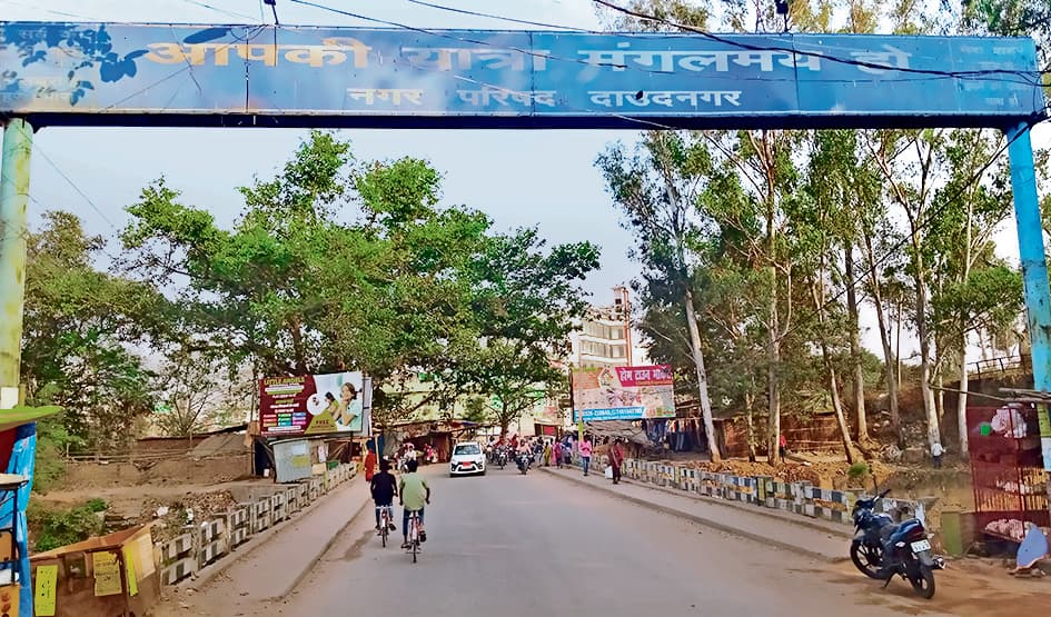 असामाजिक तत्व काट रहे सर्विस तार, शहर की खूबसूरती नहीं आ रही रास