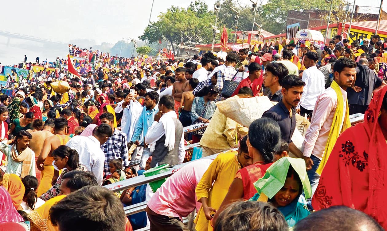 Buxar News: मुंडन संस्कार को लेकर रामरेखाघाट पर उमड़ी भीड़