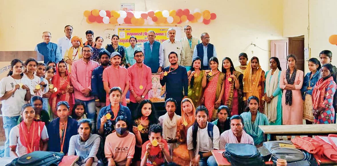 Gopalganj News : देवभाषा संस्कृत कई भाषाओं की जननी, इसके विकास के लिए दृढ़ संकल्प जरूरी : प्राचार्य