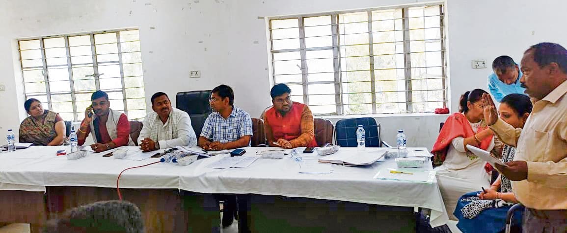 hajipur news. शौचालय निर्माण की राशि का भुगतान, बिजली और राशन का मुद्दा गरमाया