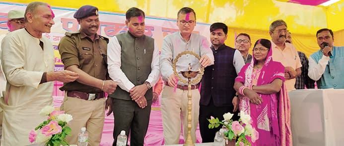 Begusarai News : मीडिया की भूमिका पर हुई संगोष्ठी व होली मिलन