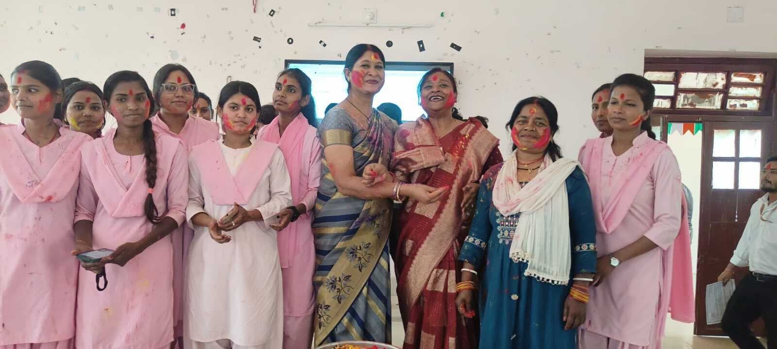 Giridih News :गिरिडीह कॉलेज में प्रशिक्षुओं व शिक्षकों ने खेली होली
