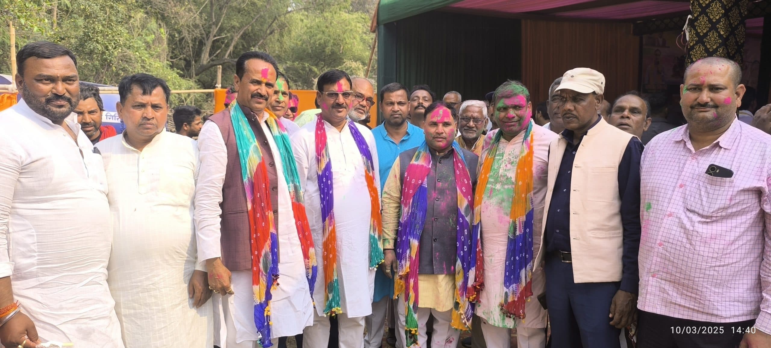 Giridih News :रंग बरसे भीगे चुनर वाली, रंग बरसे.. पर झूमे सब