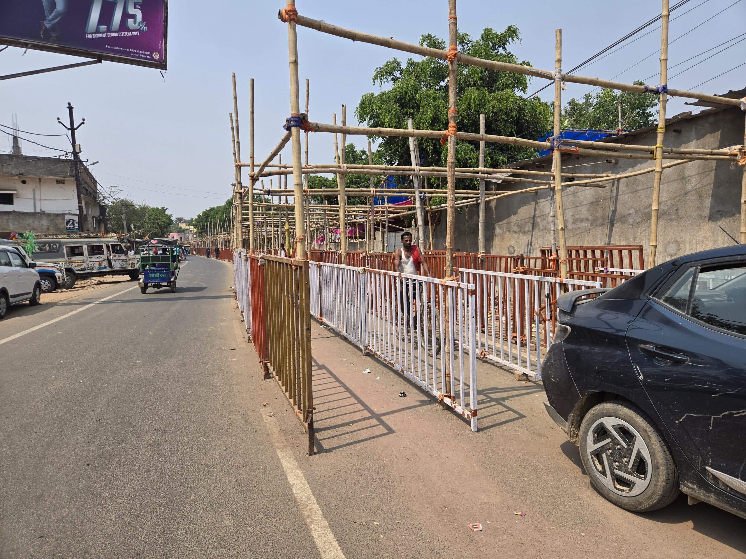 Deighar news : महाशिवरात्रि के बाद भी नहीं हटी बैरिकेडिंग, दुर्घटना की बढ़ी संभावना