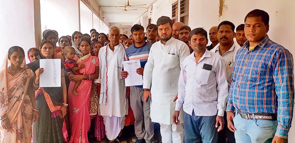 ग्रामीणों ने लगाया आवास सहायक पर रिश्वत मांगने का आरोप, एसडीओ ने दिया जांच का आदेश