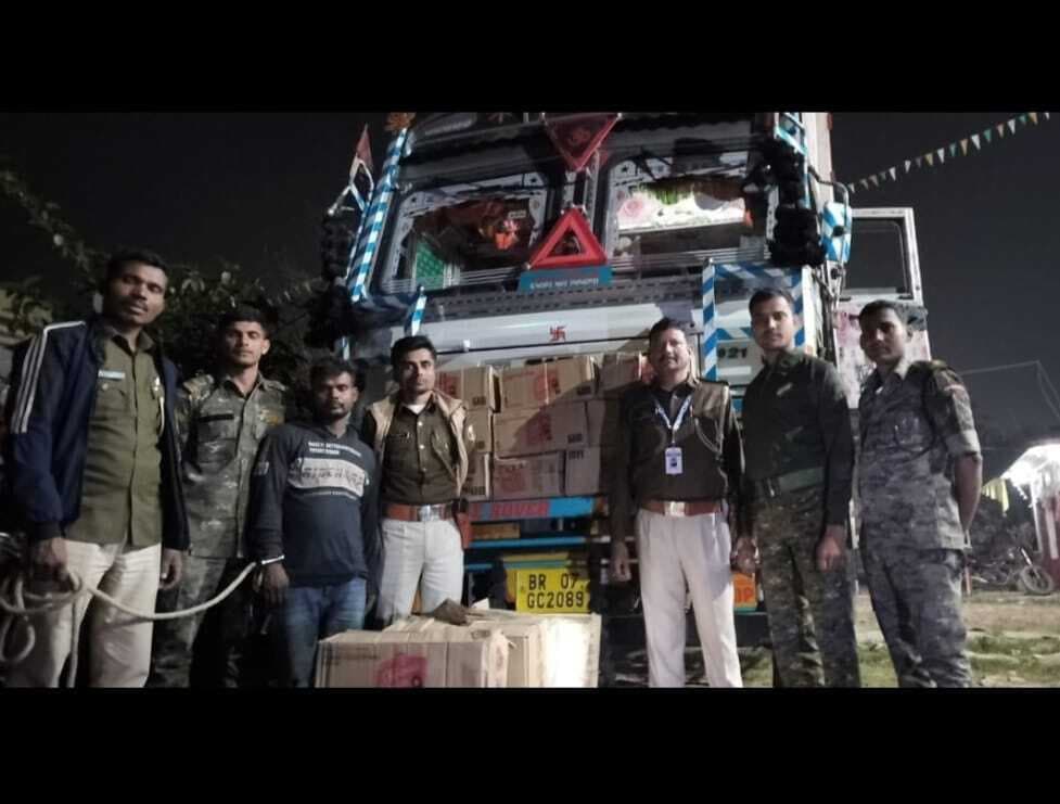 Darbhanga News: बिजली मोड़ के निकट कंटेनर से 305.250 लीटर अवैध विदेशी शराब बरामद