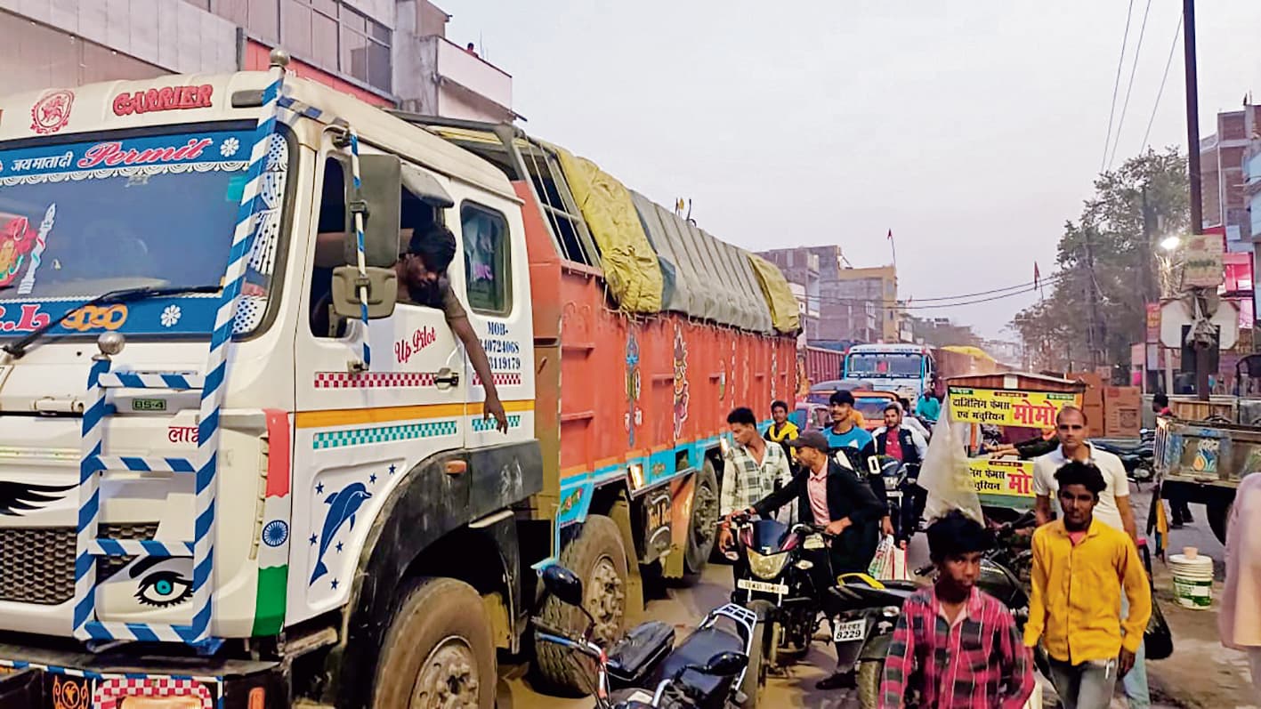 बिहिया-बिहटा स्टेट हाइवे पर घंटों लगा रहा भीषण जाम, लोग रहे परेशान