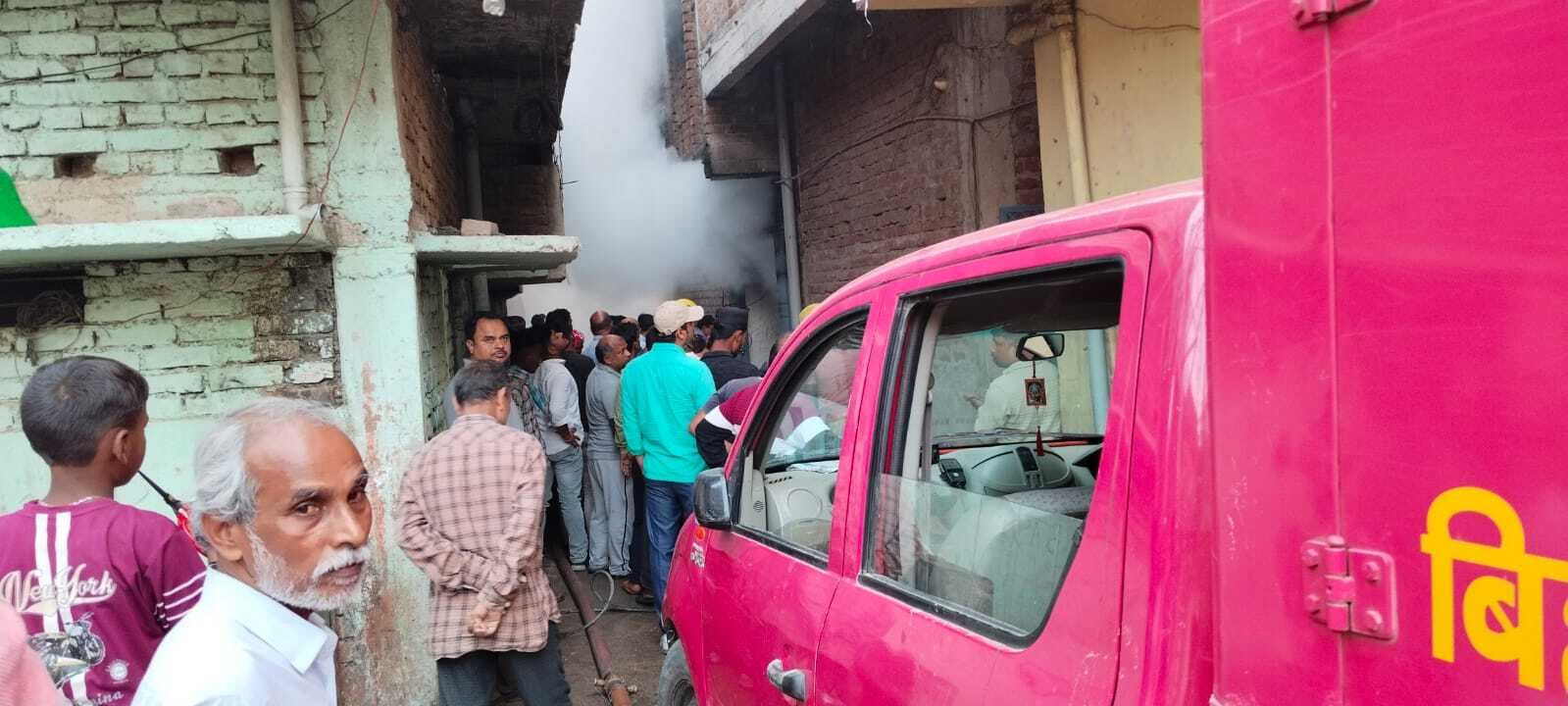 Nawada News : अंडरग्राउंड गोदाम में लगी भीषण आग, 10 लाख का सामान खाक