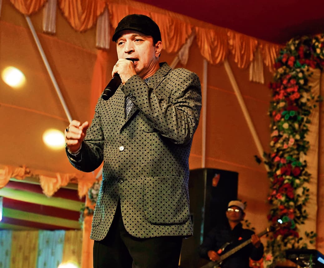 hajipur news. आवारा हवा का झोंका हूं, निकला हूं पल दो पल के लिए...