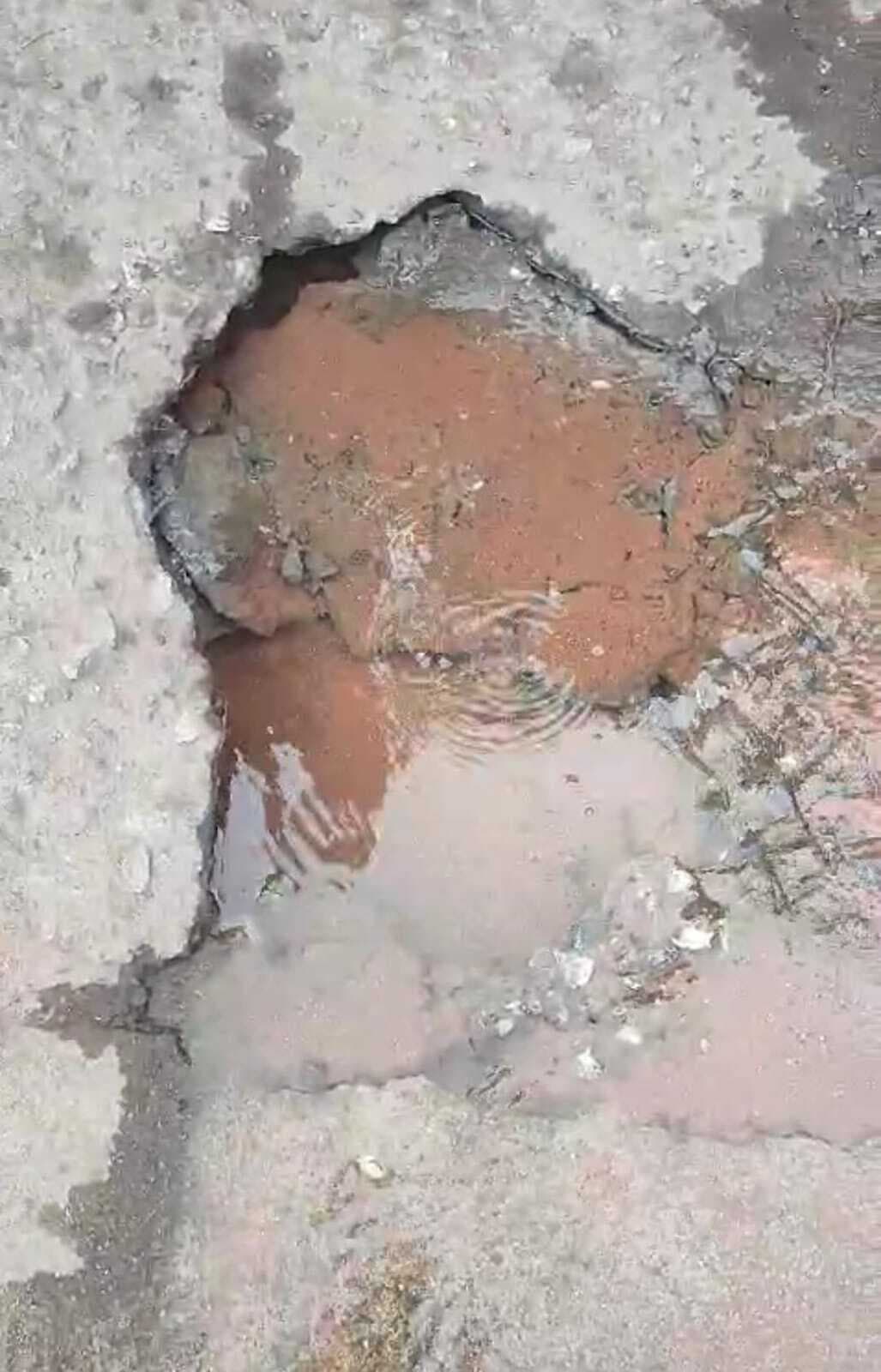 Giridih News: एक वर्ष से फटी है पाइप, बर्बाद हो रहा पानी