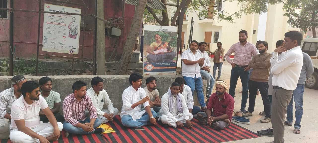 प्रसूता की मौत मामले में परिजनों ने लगाया लापरवाही का आरोप, अस्पताल परिसर में दिया धरना