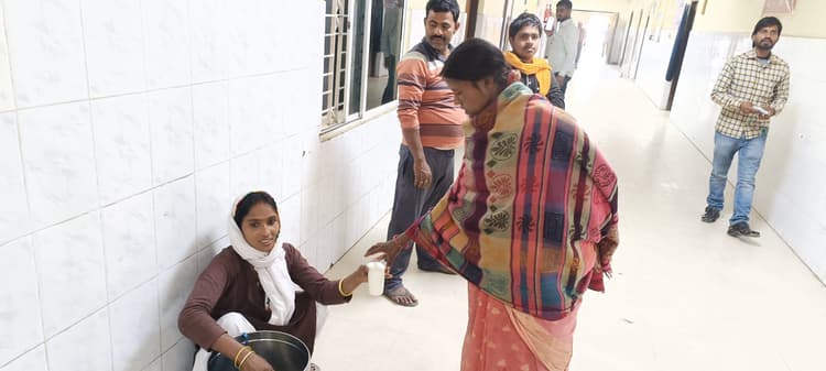 Gaya News : प्लास्टिक के ग्लास में गर्म दूध देना अस्पतालों में नहीं हुआ बंद