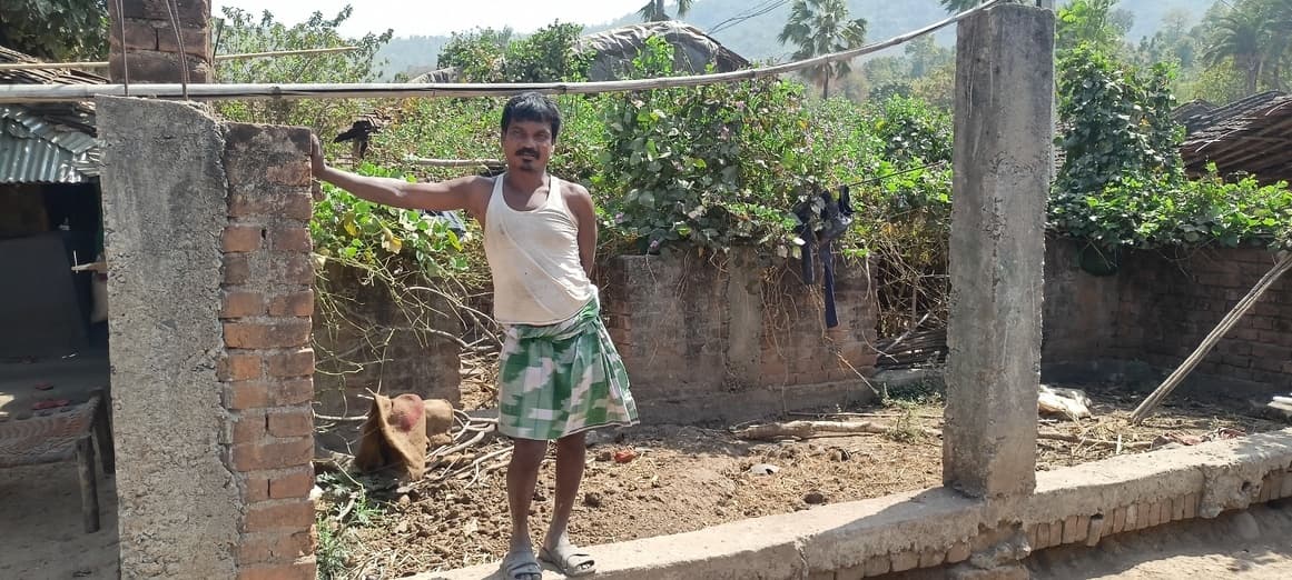 बिना अनुमति के खाते से निकाल लिये रुपये, अब आवास अधूरा